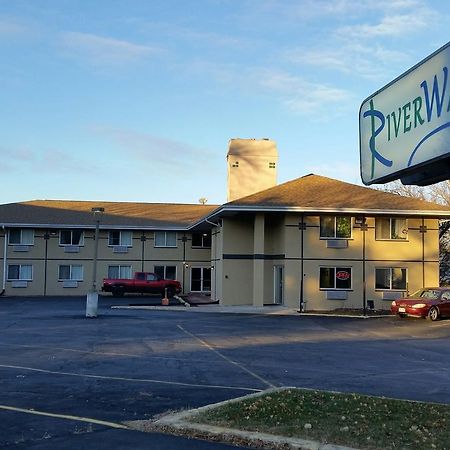 Riverwalk Inn & Suites 포트앳킨슨 외부 사진