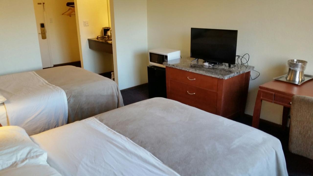Riverwalk Inn & Suites 포트앳킨슨 외부 사진