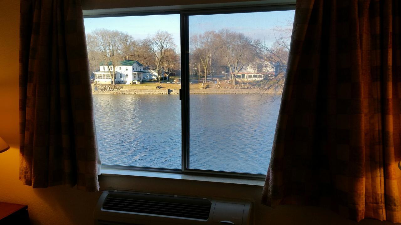 Riverwalk Inn & Suites 포트앳킨슨 외부 사진