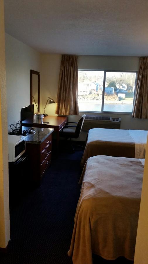 Riverwalk Inn & Suites 포트앳킨슨 외부 사진