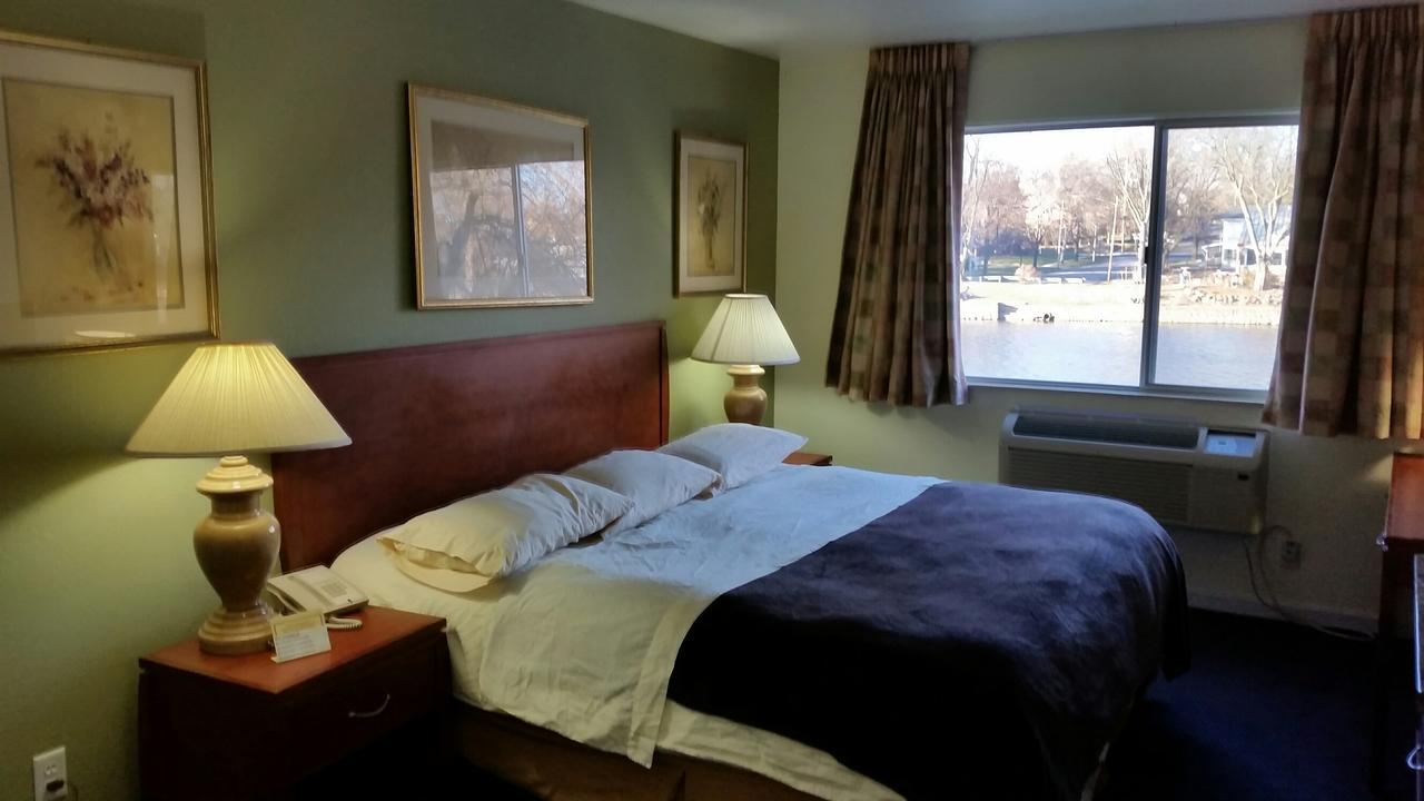 Riverwalk Inn & Suites 포트앳킨슨 외부 사진