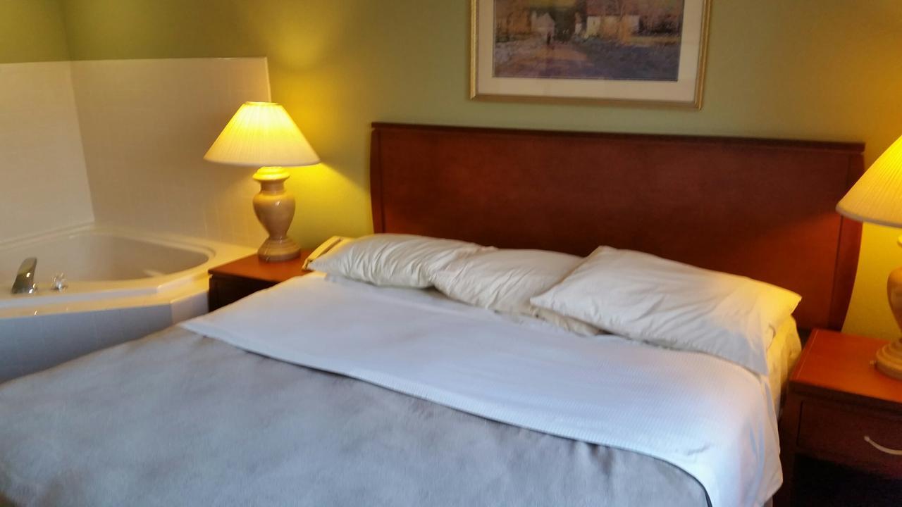 Riverwalk Inn & Suites 포트앳킨슨 외부 사진