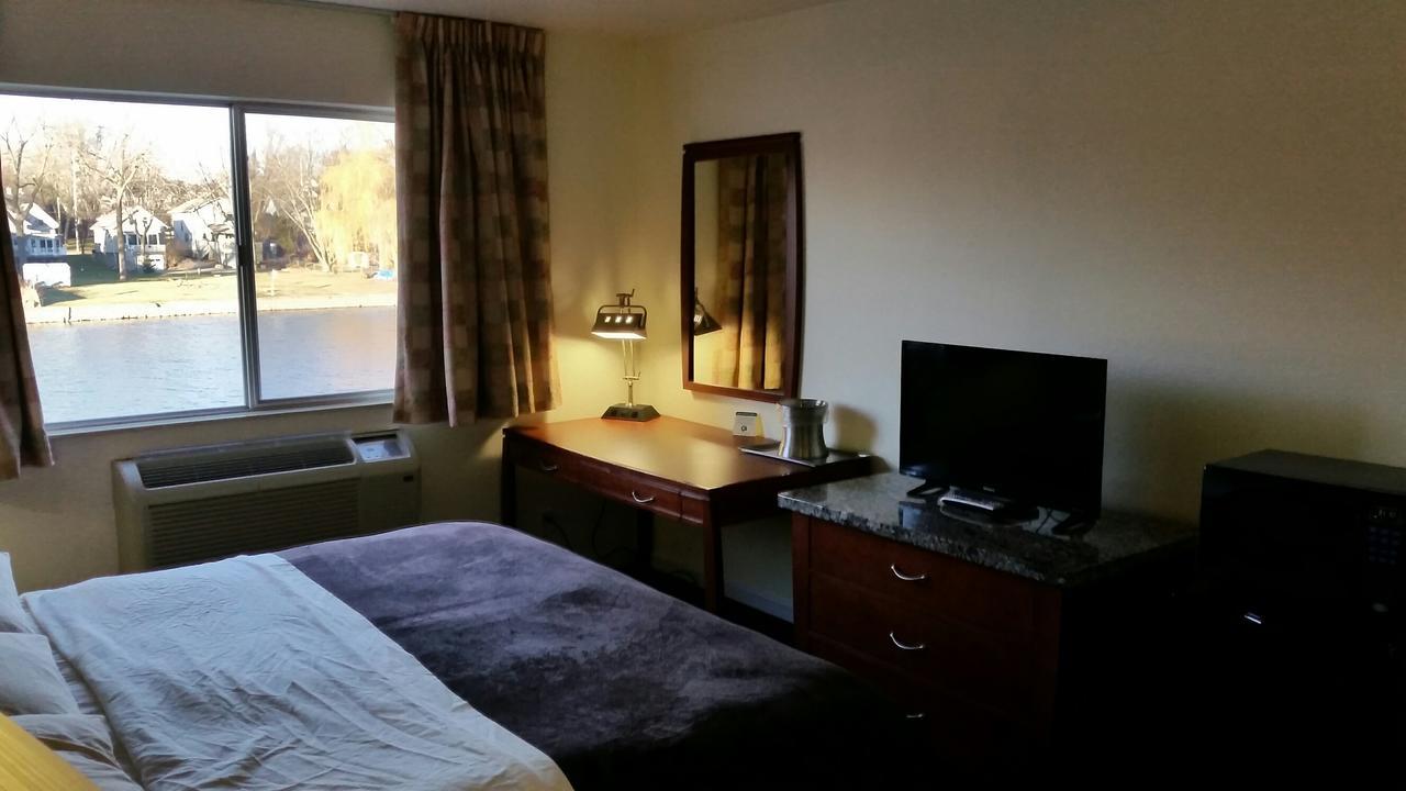 Riverwalk Inn & Suites 포트앳킨슨 외부 사진