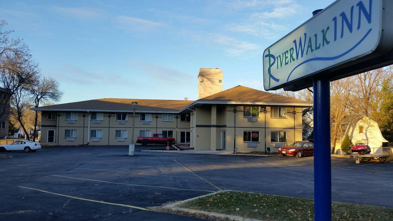 Riverwalk Inn & Suites 포트앳킨슨 외부 사진