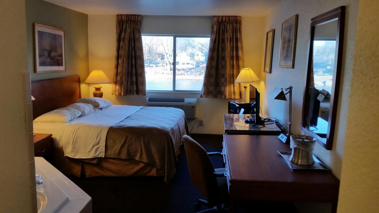Riverwalk Inn & Suites 포트앳킨슨 외부 사진