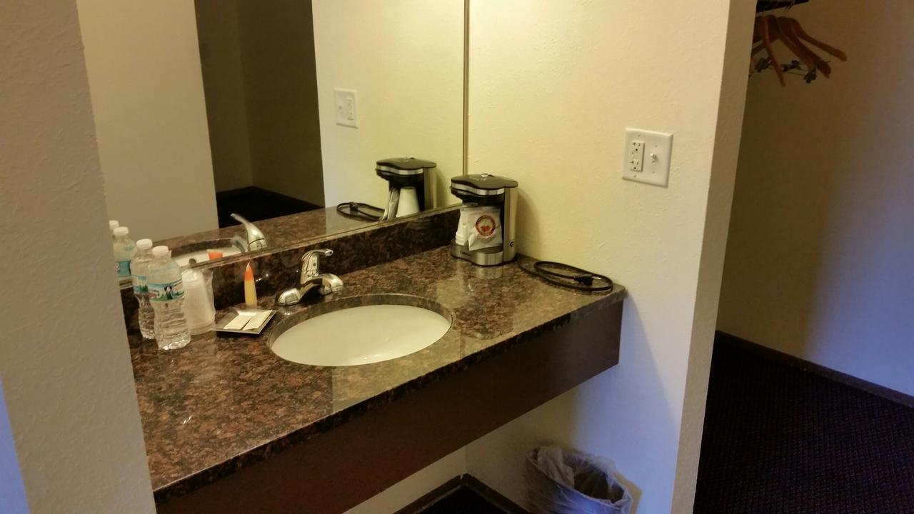 Riverwalk Inn & Suites 포트앳킨슨 외부 사진