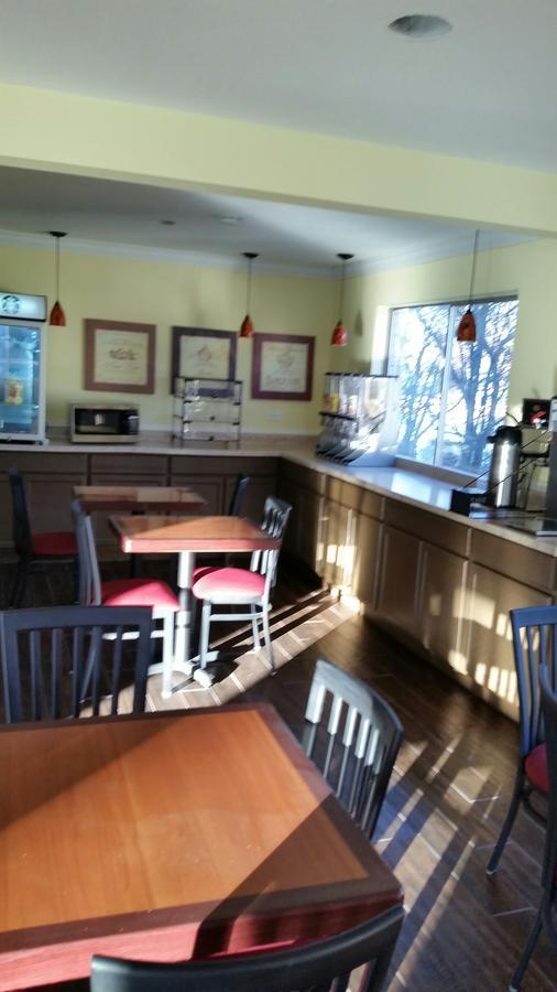Riverwalk Inn & Suites 포트앳킨슨 외부 사진