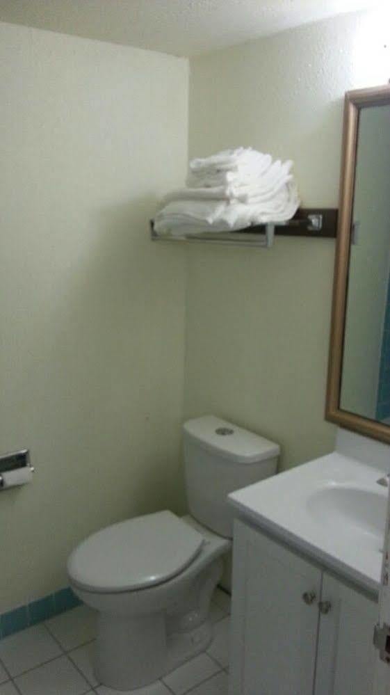 Riverwalk Inn & Suites 포트앳킨슨 외부 사진