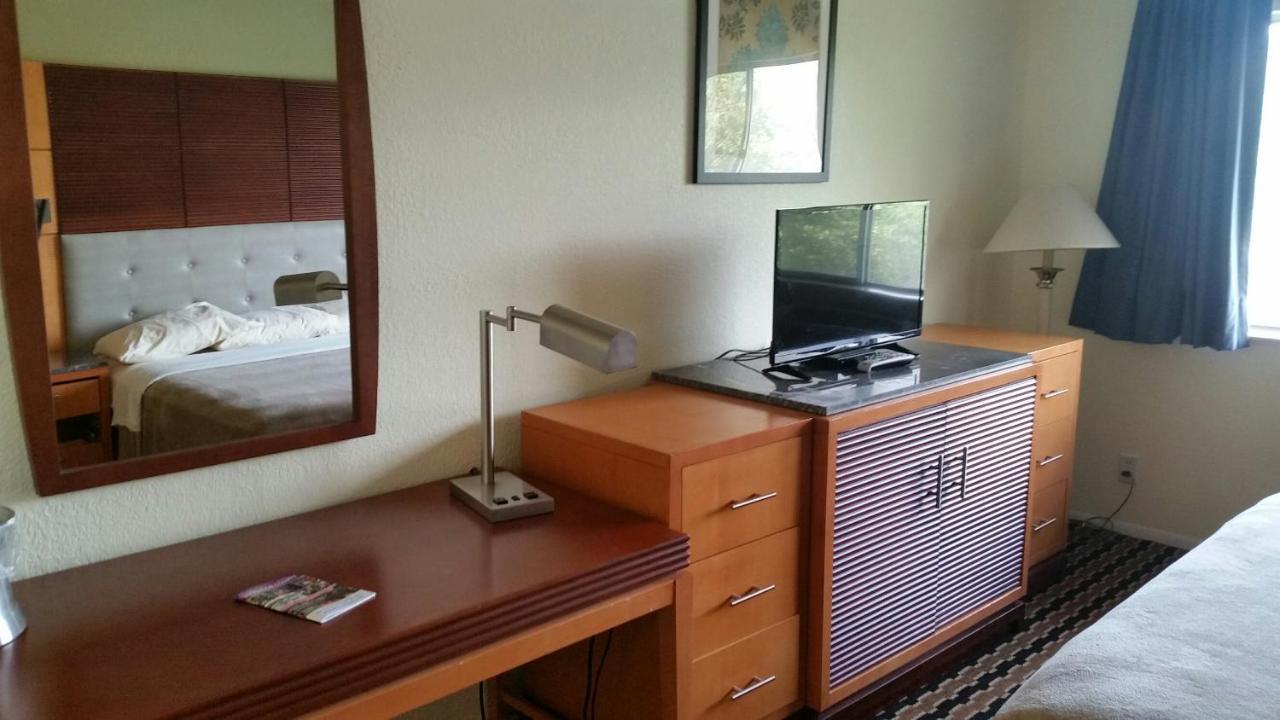 Riverwalk Inn & Suites 포트앳킨슨 외부 사진