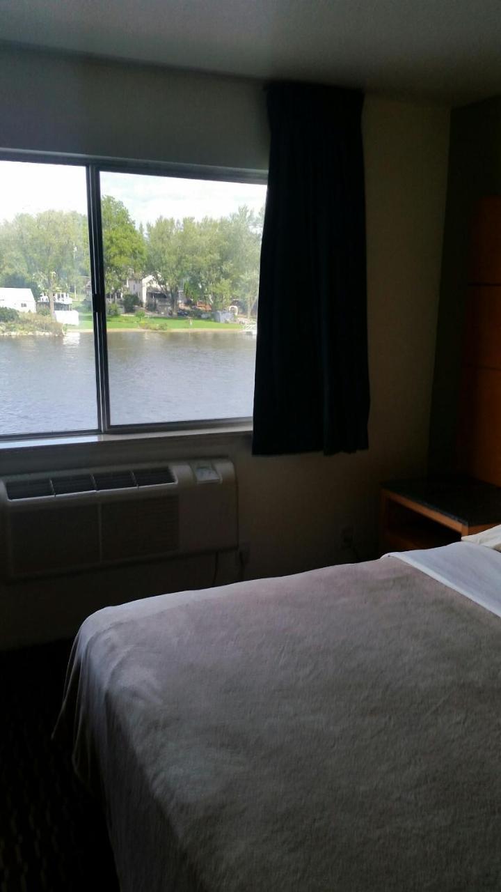 Riverwalk Inn & Suites 포트앳킨슨 외부 사진