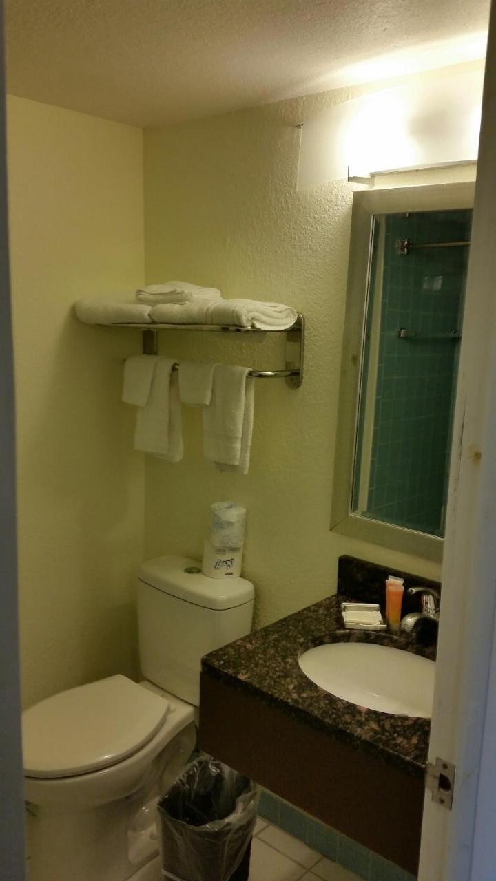 Riverwalk Inn & Suites 포트앳킨슨 외부 사진