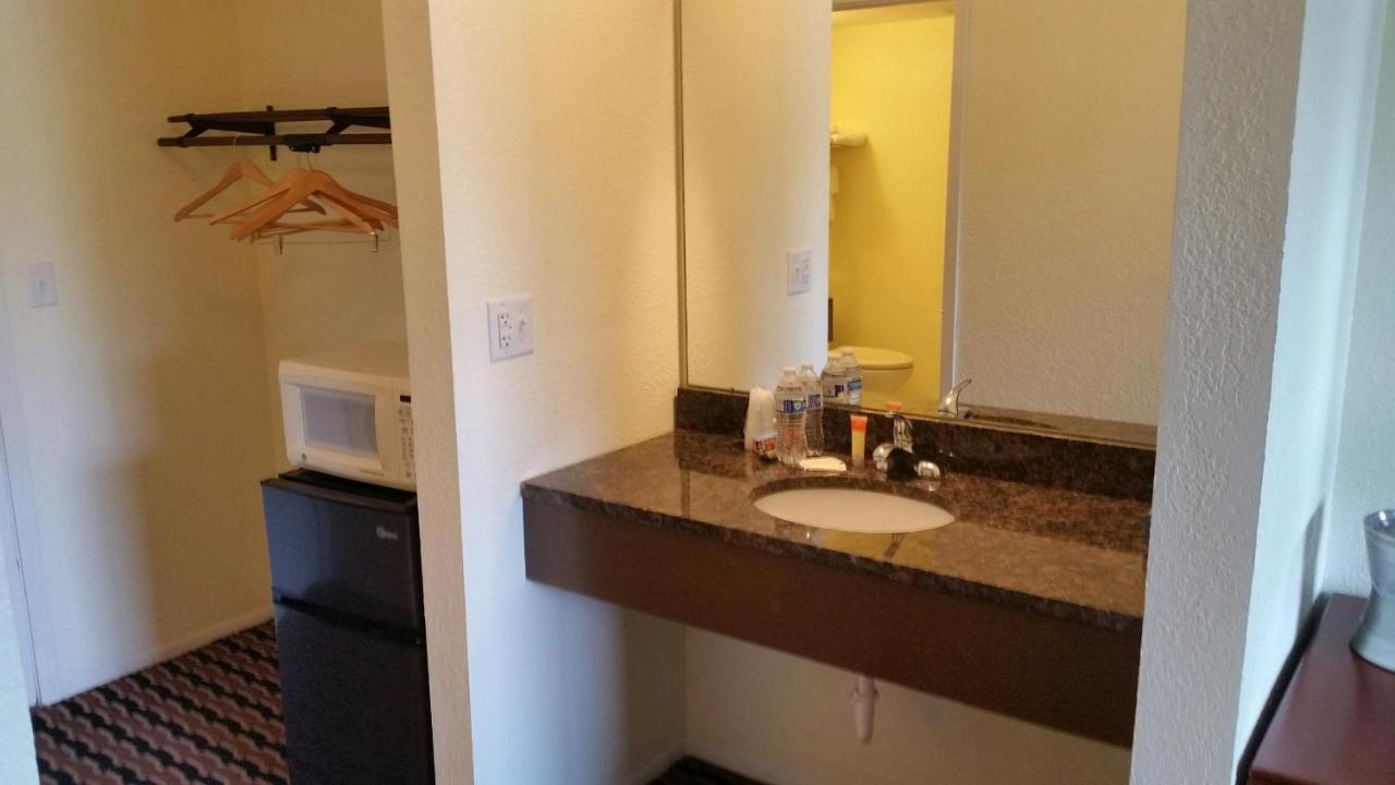 Riverwalk Inn & Suites 포트앳킨슨 외부 사진