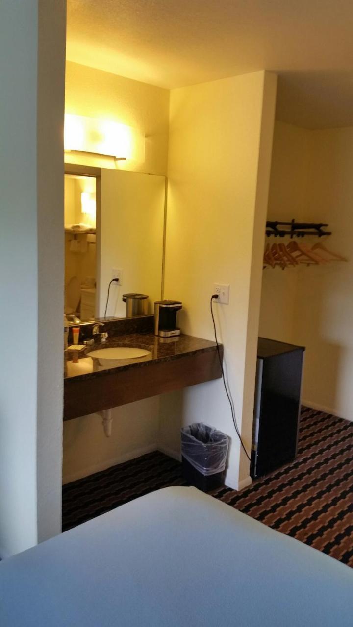 Riverwalk Inn & Suites 포트앳킨슨 외부 사진