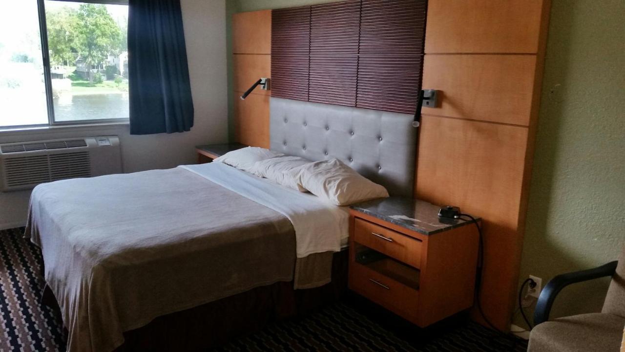 Riverwalk Inn & Suites 포트앳킨슨 외부 사진