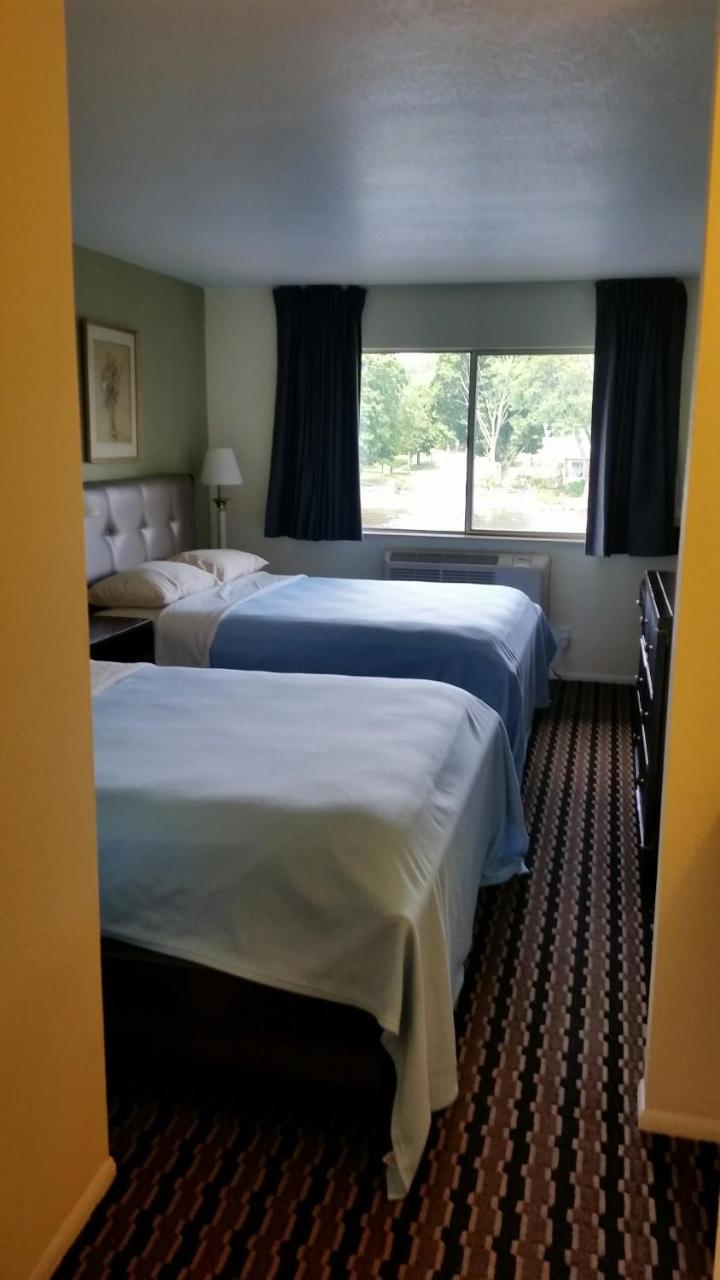 Riverwalk Inn & Suites 포트앳킨슨 외부 사진