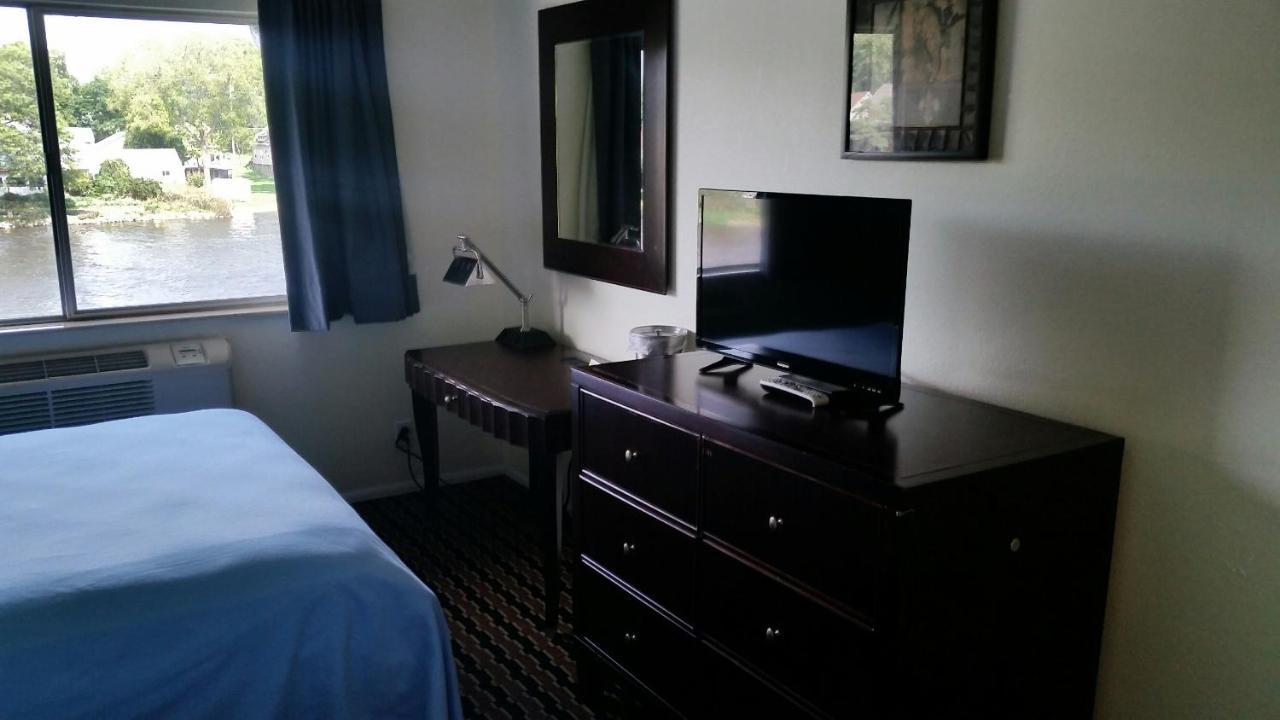 Riverwalk Inn & Suites 포트앳킨슨 외부 사진