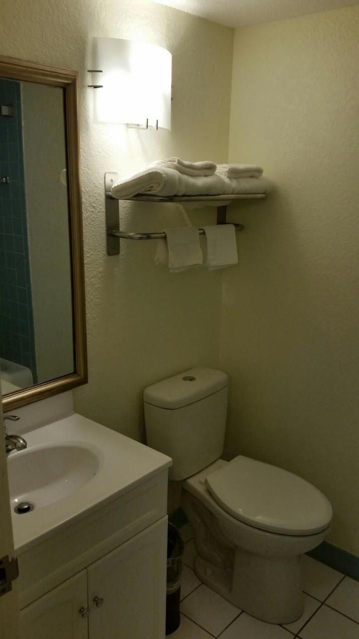 Riverwalk Inn & Suites 포트앳킨슨 외부 사진
