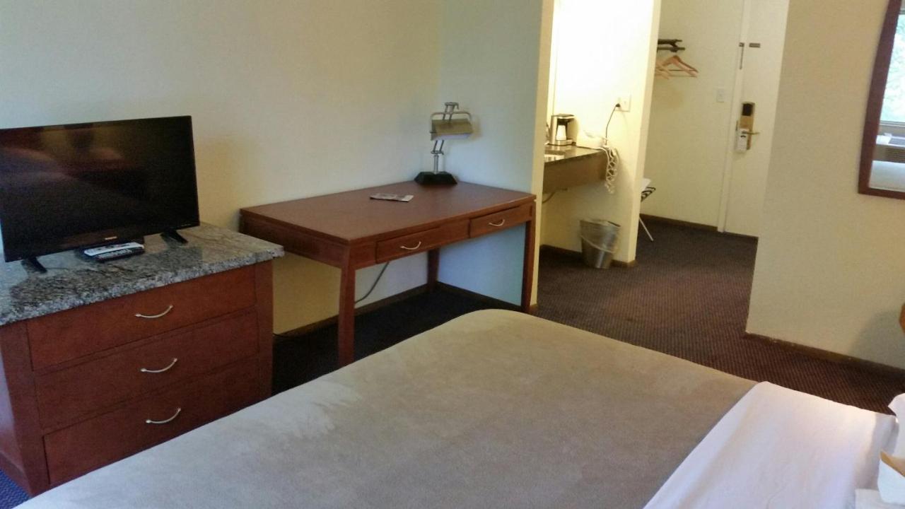 Riverwalk Inn & Suites 포트앳킨슨 외부 사진